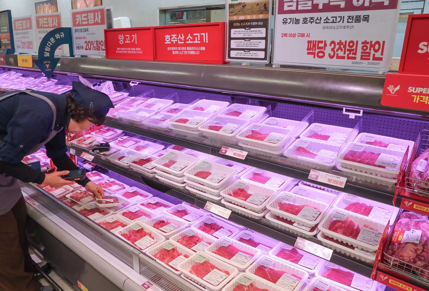 이마트는 대형마트 최초로 호주산 유기농 소고기 10종을 새로 선보이고 17일까지 출시 기념 할인 행사를 진행한다.&#40;이마트제공&#41;