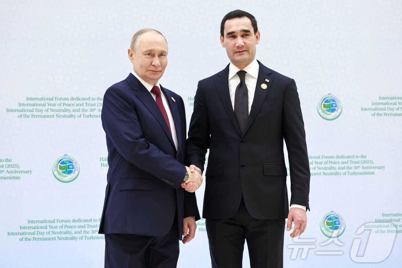 12일&#40;현지시간&#41; 투르크메니스탄 아시가바트에서 열린 투르크메니스탄의 &#39;영구 중립&#39; 지위 획득 30주년 기념 국제 포럼에서 세르다르 베르디무하메도프 투르크메니스탄 대통령이 블라디미르 푸틴 러시아 대통령을 환영하고 있다. 2025.12.12. ⓒ AFP=뉴스1 ⓒ News1 이정환 기자