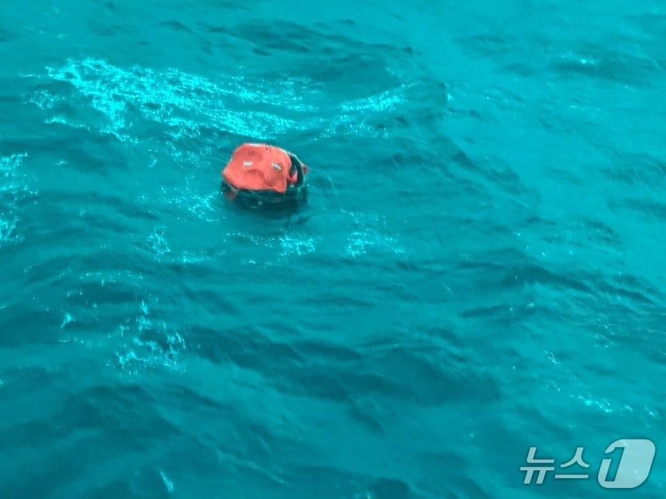 본문 이미지 - 선원들이 승선한 구조정./뉴스1 