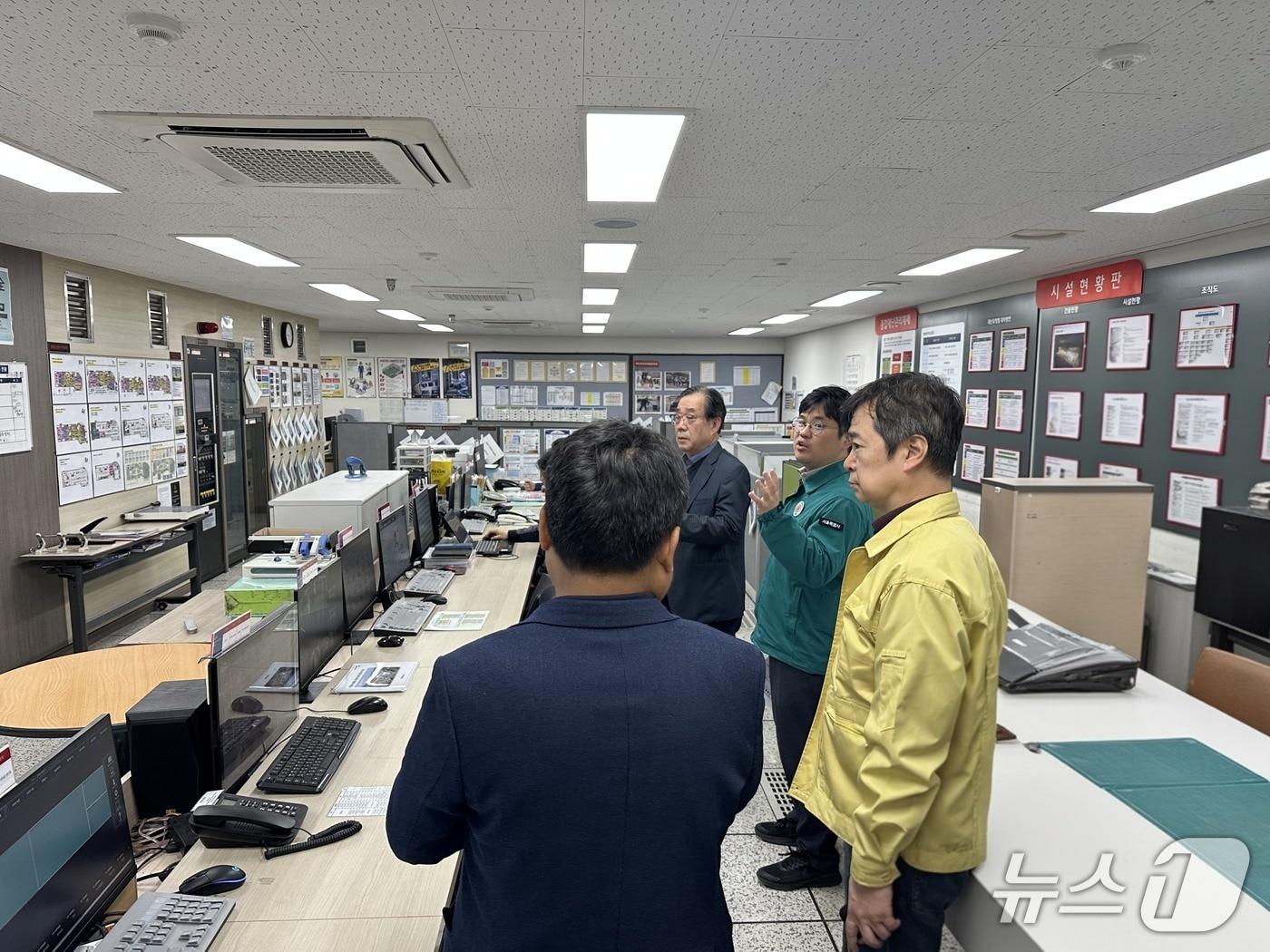본문 이미지 - 이성은 서울시 재난안전기획관이 지하연계 복합건축물인 롯데몰 은평점의 종합방재실 운영 실태를 점검하고 있다.&#40;서울시&#41;