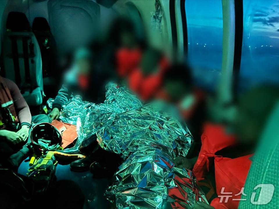 본문 이미지 - 제주 해상을 지나던 외국 선적 상선에서 바다로 추락한 선원 5명이 뮤서하 구조돼 해경 헬기에 탑승했다.&#40;제주해경청 제공. 재판매 및 DB 금지&#41;/뉴스1