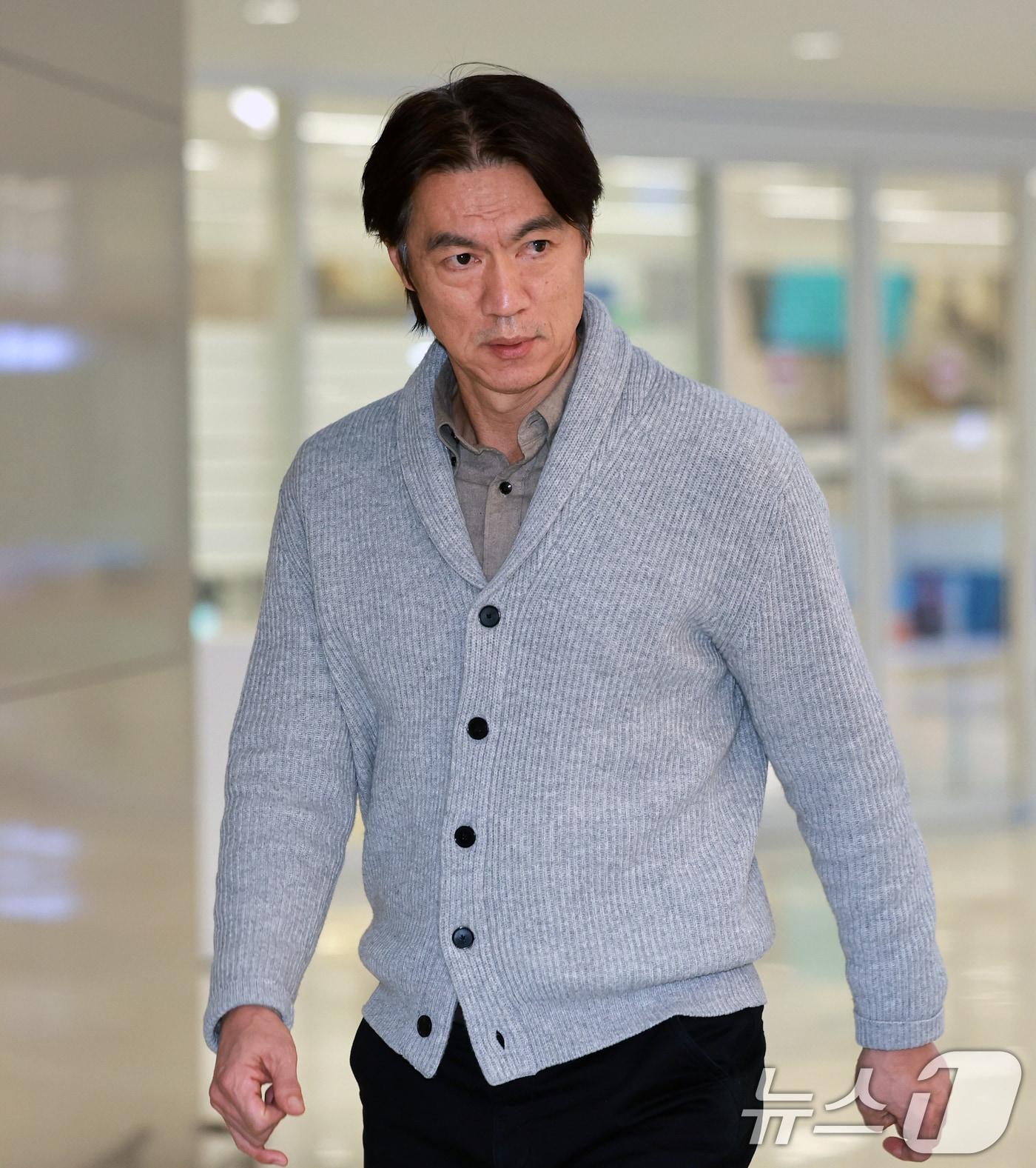 본문 이미지 - 홍명보 축구 국가대표팀 감독이 지난 5일&#40;현지시각&#41; 미국 워싱턴DC 케네디센터에서 열린 &#39;2026 북중미 월드컵 조 추첨식&#39;을 마치고 12일 인천국제공항 제2여객터미널을 통해 귀국하고 있다. 한국은 멕시코, 남아프리카공화국, 유럽 플레이오프 D조&#40;덴마크, 북마케도니아, 체코, 아일랜드&#41;승자와 함께 A조에서 32강 진출을 두고 격돌한다. 2025.12.12/뉴스1 ⓒ News1 이호윤 기자