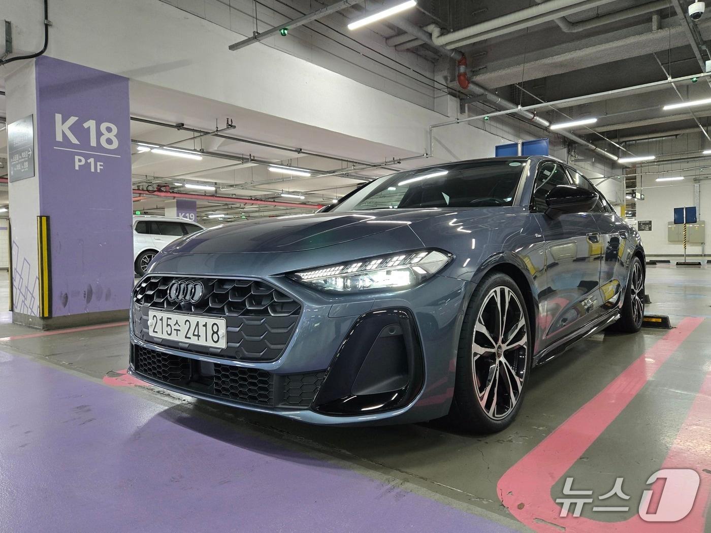 본문 이미지 - 아우디 중형 세단 &#39;더 뉴 아우디 A5&#39; 기본 트림 &#39;A5 40 TFSI 콰트로&#39;&#40;S라인 블랙 에디션&#41;의 전·측면 모습. 2025.12.10/뉴스1 김성식 기자