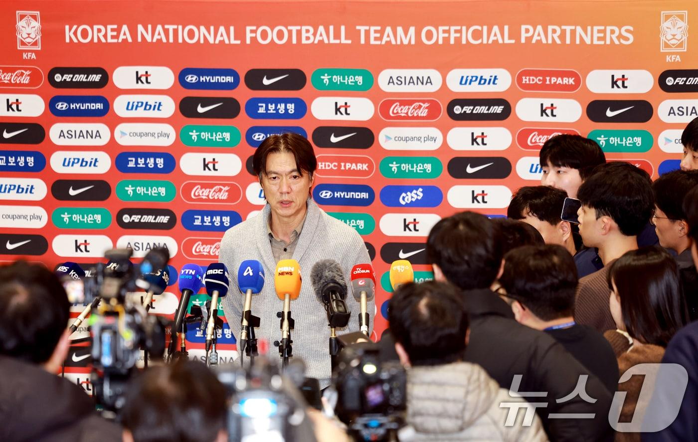 조 추첨 및 베이스캠프 답사를 마치고 돌아온 홍명보 감독. 2025.12.12/뉴스1 ⓒ News1 이호윤 기자