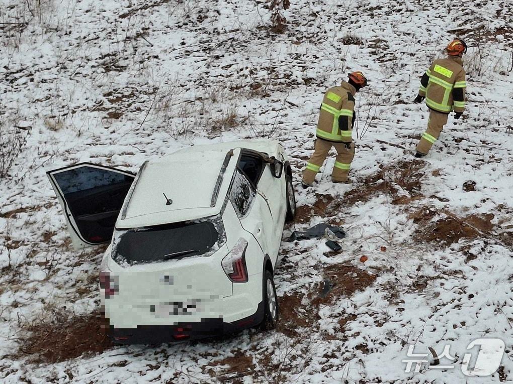 본문 이미지 - 강원 고성 토성면 눈길 교통사고 현장.&#40;강원도소방본부 제공, 재판매 및 DB금지&#41;