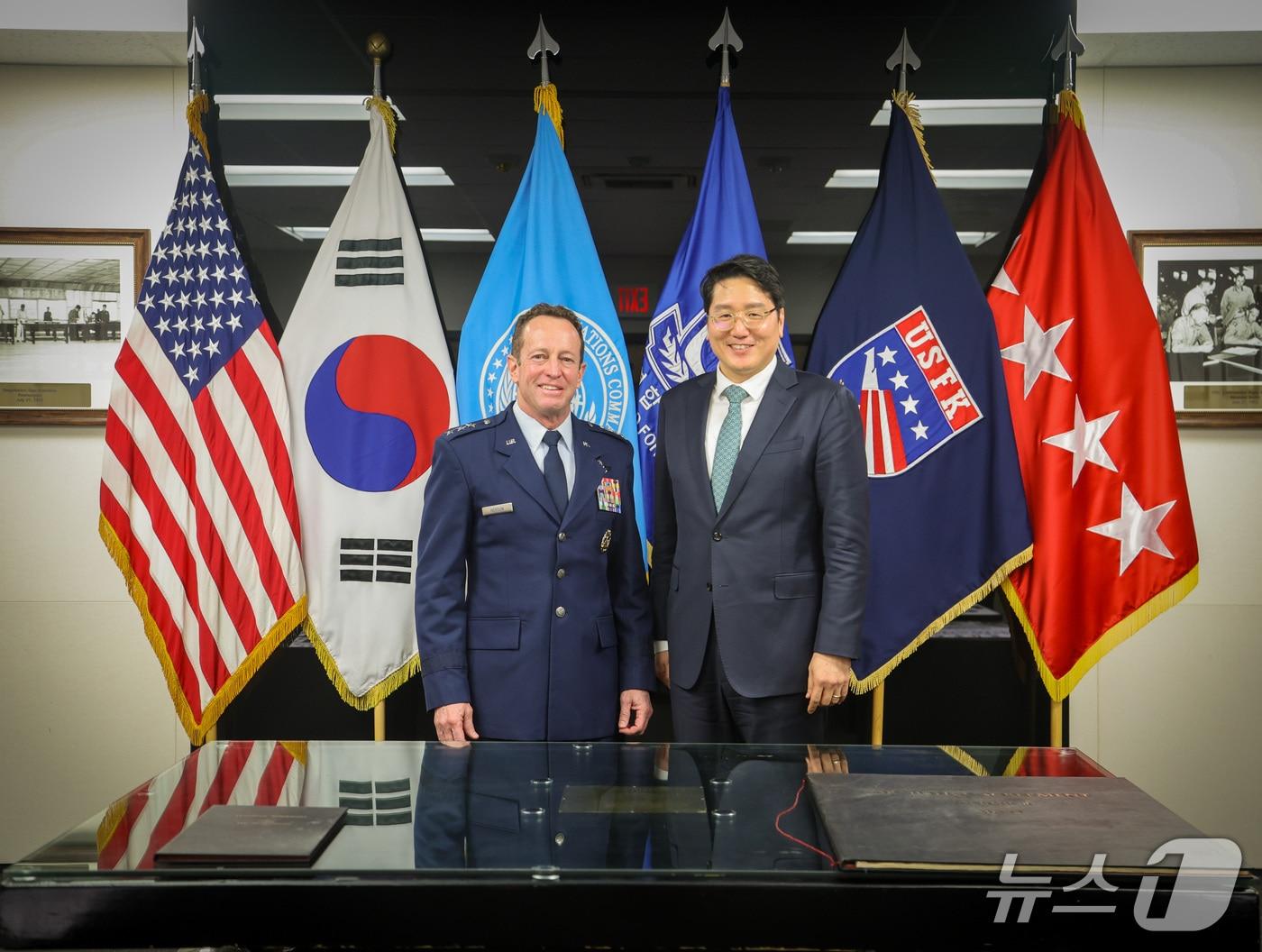 본문 이미지 - 홍지표 외교부 북미국장과 데이비드 아이버슨&#40;David R. Iverson&#41; 주한미군 부사령관은 12일 평택 캠프 험프리스에서 제205차 주한미군지위협정&#40;SOFA&#41; 합동위원회&#40;합동위&#41;를 개최했다. 2024.12.12. &#40;외교부 제공&#41;