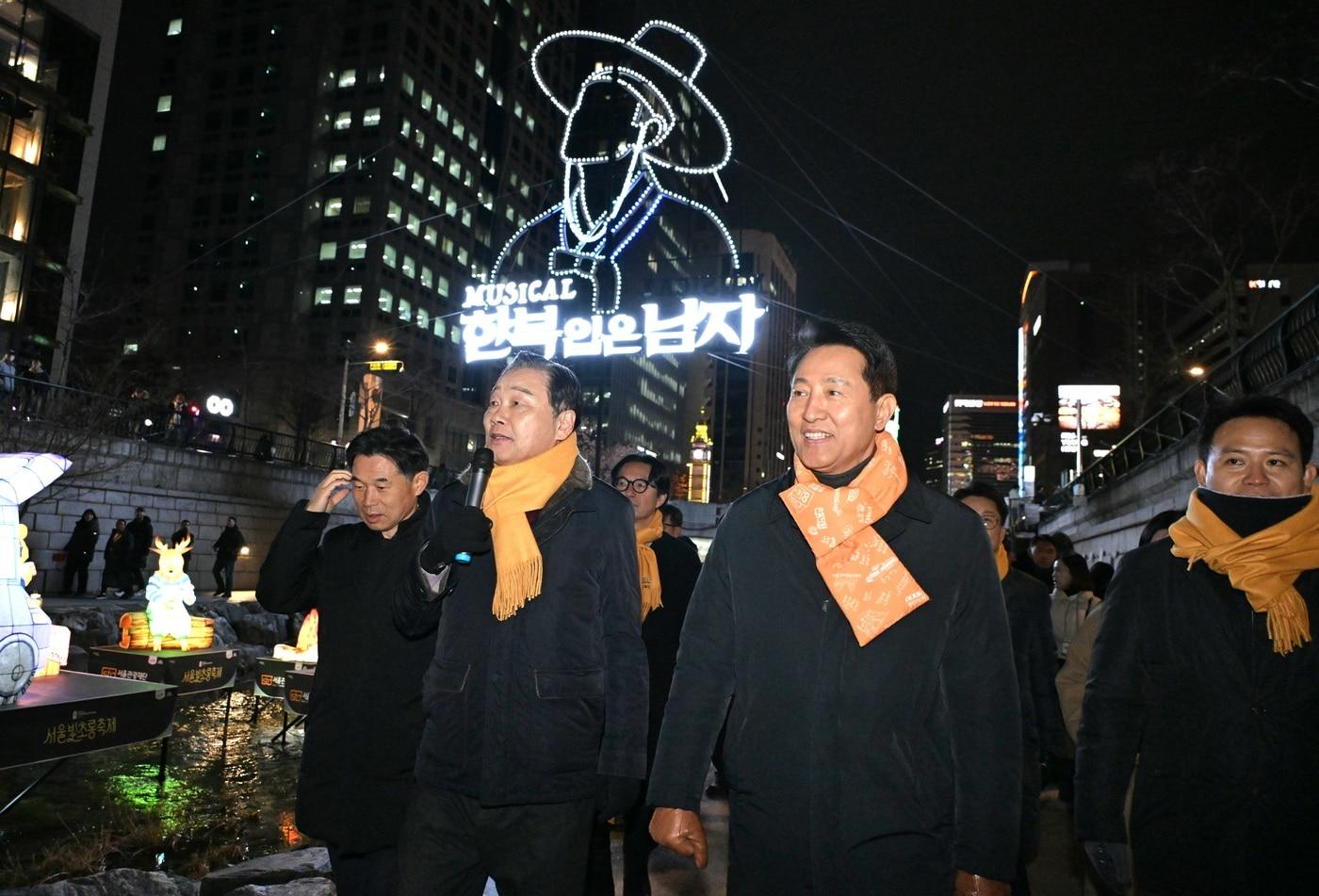 오세훈 서울시장이 12일 서울윈터페스타 개막식 참석 후 청계천의 &#39;빛초롱축제&#39;를 둘러보고 있다.&#40;서울시 제공&#41;