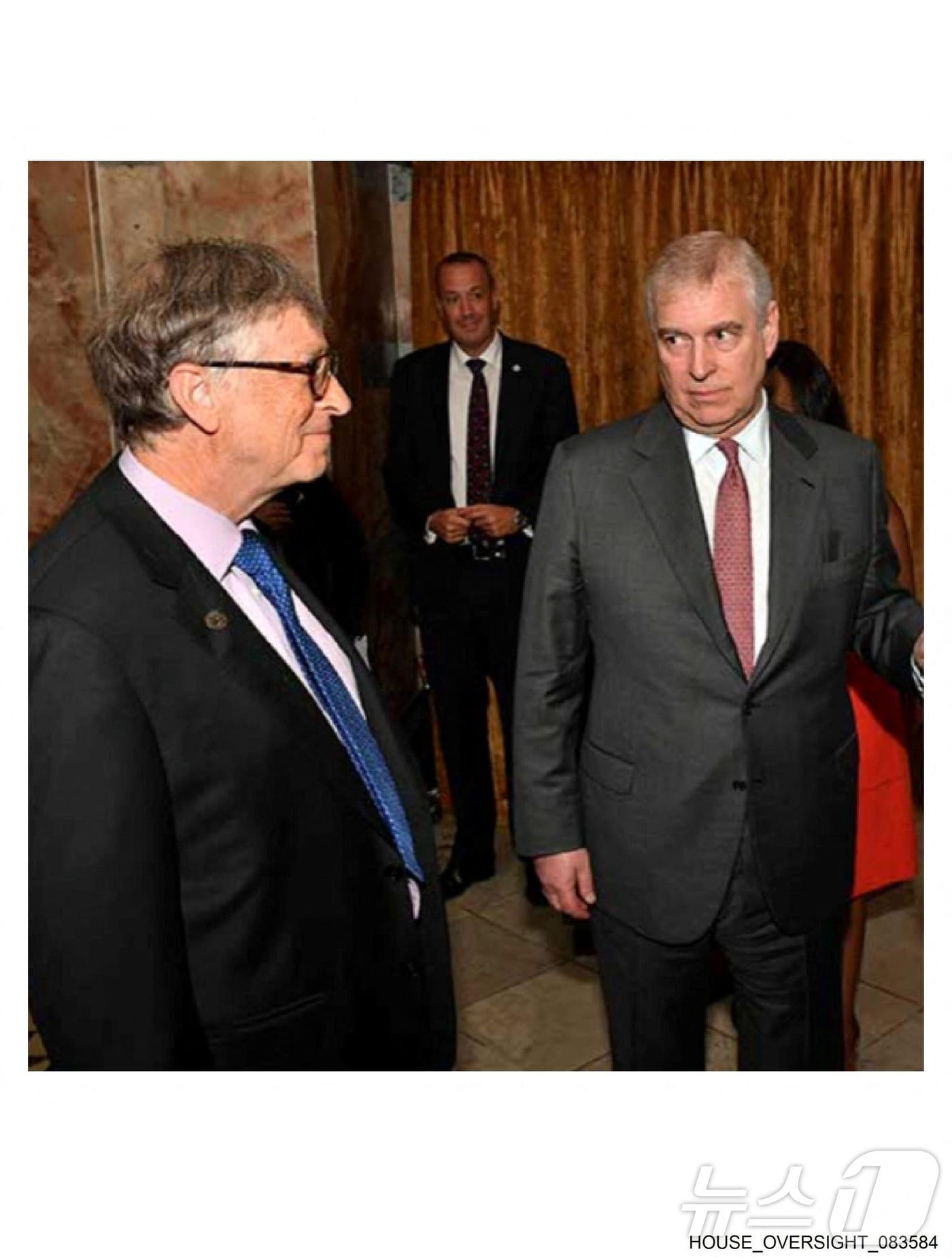 본문 이미지 - 미국 하원 감독위원회 소속 민주당이 12일(현지시간) 억만장자 성범죄자 제프리 엡스타인 유산관리자가 의회에 제공한 사진을 공개했다. 사진에는 도널드 트럼프 미국 대통령과 함께 빌 클린턴 전 대통령과 빌 게이츠 마이크로소프트(MS) 공동창업자 등이 담겼다. ⓒ 로이터=뉴스1 ⓒ News1 이창규 기자