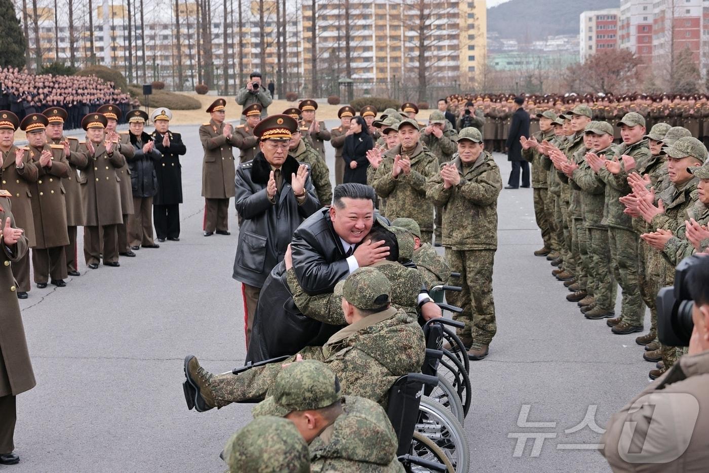 &#40;평양 노동신문=뉴스1&#41; = 북한 노동당 기관지 노동신문은 13일 &#34;해외작전지역에서 당의 전투명령을 관철하고 귀국하는 제528공병연대 환영식이 12월 12일 수도 평양의 4.25문화회관광장에서 성대히 진행되였다＂고 보도했다. [국내에서만 사용가능. 재배포 금지. DB 금지. For Use Only in the Republic of Korea. Redistribution Prohibited] rodongphoto@news1.kr