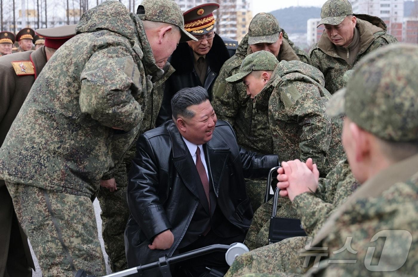 (평양 노동신문=뉴스1) = 북한 노동당 기관지 노동신문은 지난 2025년 12월 12일 평양의 4.25문화회관광장에서 제528공병연대 환영식이 진행됐다고 보도했다. [국내에서만 사용가능. 재배포 금지. DB 금지. For Use Only in the Republic of Korea. Redistribution Prohibited] rodongphoto@news1.kr