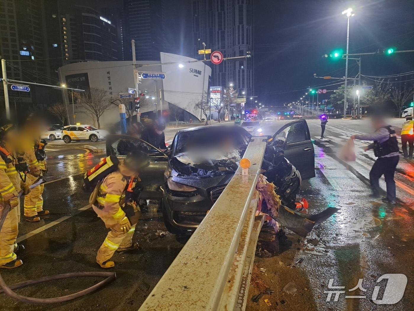 본문 이미지 - 13일 오전 1시 32분쯤 부산 해운대구 우동 센텀교차로에서 만취한 채 승용차를 몰던 30대가 도로 중앙 분리대를 들이 받는 사고를 냈다. 사진은 사고 현장 모습.&#40;해운대경찰서 제공. 재판매 및 DB금지&#41;