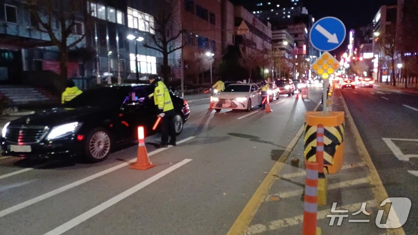 경남경찰청이 지난 12일 음주운전 일제 단속을 벌여 34건을 적발했다. 사진은 창원시 성산구 상남동의 한 도로에서 단속을 진행하는 모습.&#40;경남경찰청 제공. 재판매 및 DB금지&#41;