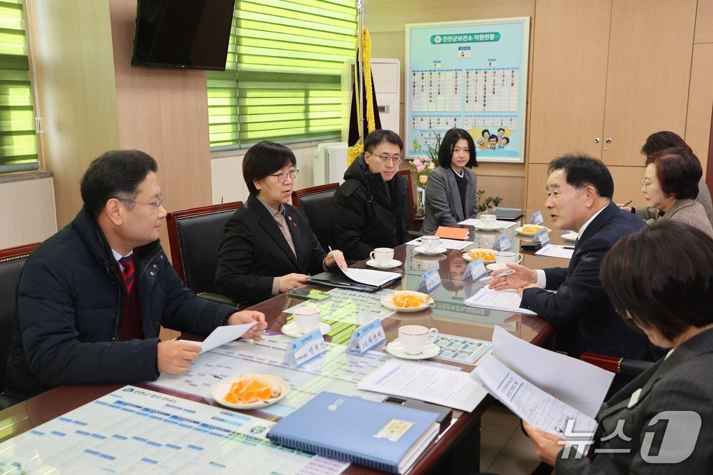 지난 12일 정은경 보건복지부 장관이 충북 진천군을 찾아 송기섭 진천군수 등과 간담회를 하고 있다.&#40;진천군 제공, 재판매 및 DB금지&#41;/뉴스1