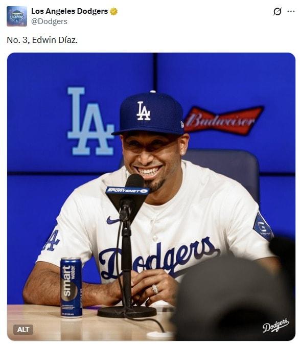 본문 이미지 - LA 다저스 유니폼을 입은 에드윈 디아즈. (LA 다저스 SNS 캡처)