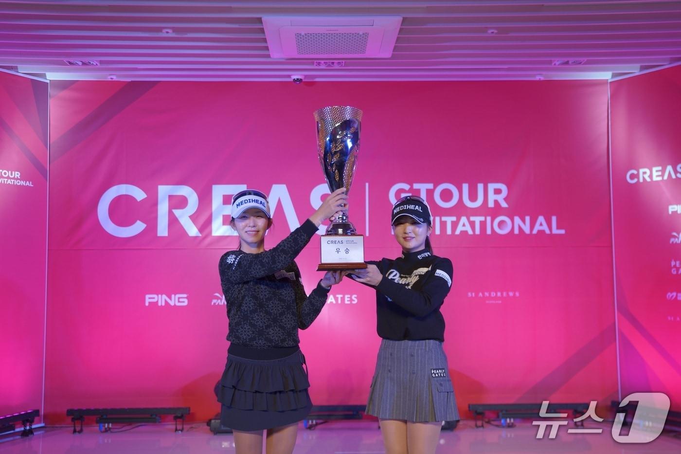 지난 12일 골프존조이마루에서 열린 ‘크리스에프앤씨 GTOUR 인비테이셔널’ 우승팀 배소현, 이예원 프로가 우승트로피를 들고 기념사진을 촬영하고 있다 &#40;골프존 제공&#41;