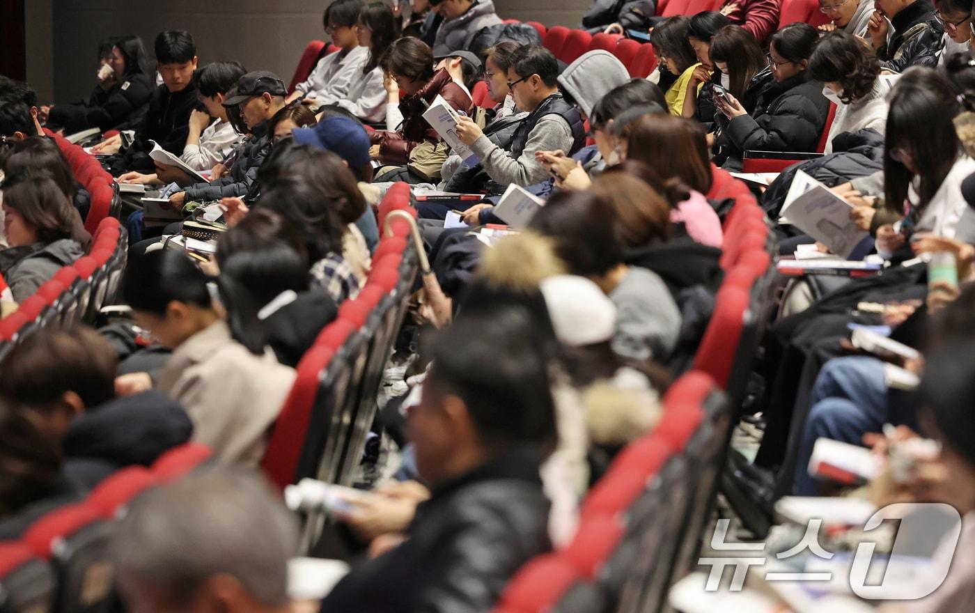  서울시교육청 2026 대입 정시모집 대비 진학설명회를 찾은 수험생 및 학부모들이 입시 설명을 듣고 있다. (사진은 기사 내용과 무관함) / 뉴스1 ⓒ News12025.12.13/뉴스1 ⓒ News1 장수영 기자