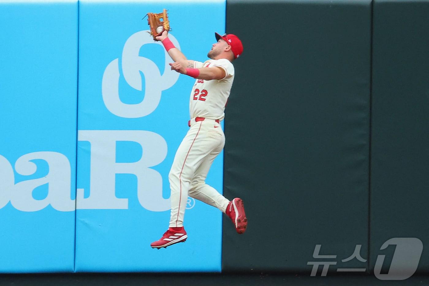 호수비 펼치는 마이클 시아니. ⓒ AFP=뉴스1