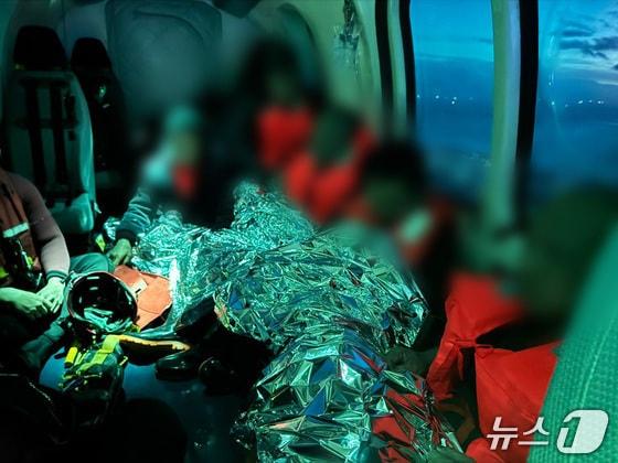 본문 이미지 - 제주 해경이 헬기를 이용헤 제주해상에서 구조를 기다리던 바지선 선원 5명을 전원 구조하고 이송하고 있다.&#40;제주해경청 제공. 재판매 및 DB 금지&#41;/뉴스1 