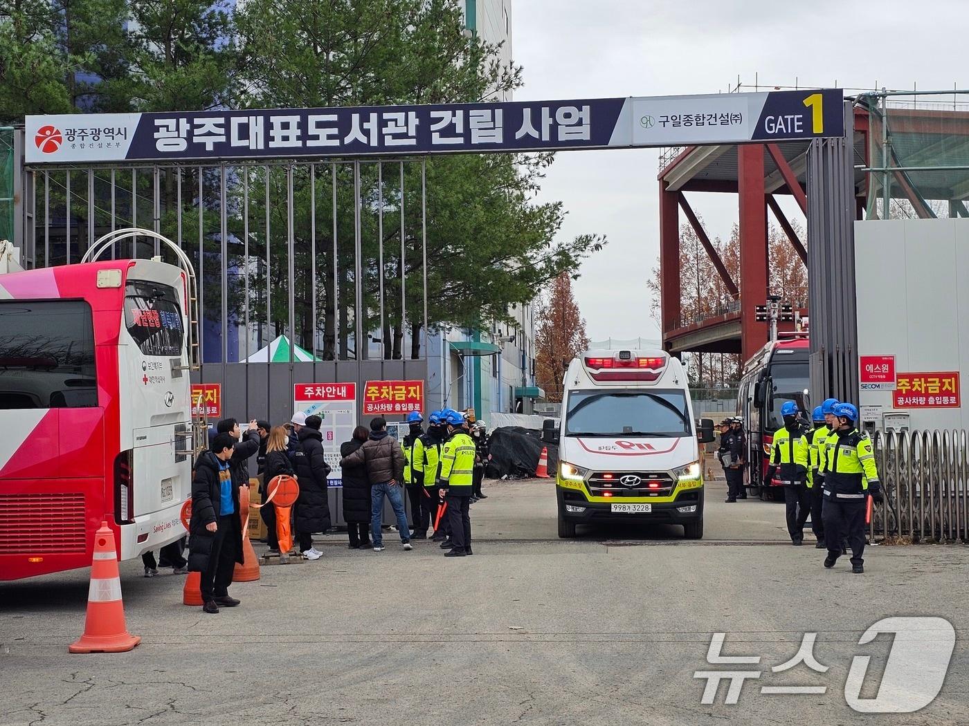 본문 이미지 - 13일 오후 광주대표도서관 붕괴 사고 마지막 매몰자가 구조돼 병원 이송 중이다. 2025.12.13/뉴스1 ⓒ News1 최성국 기자