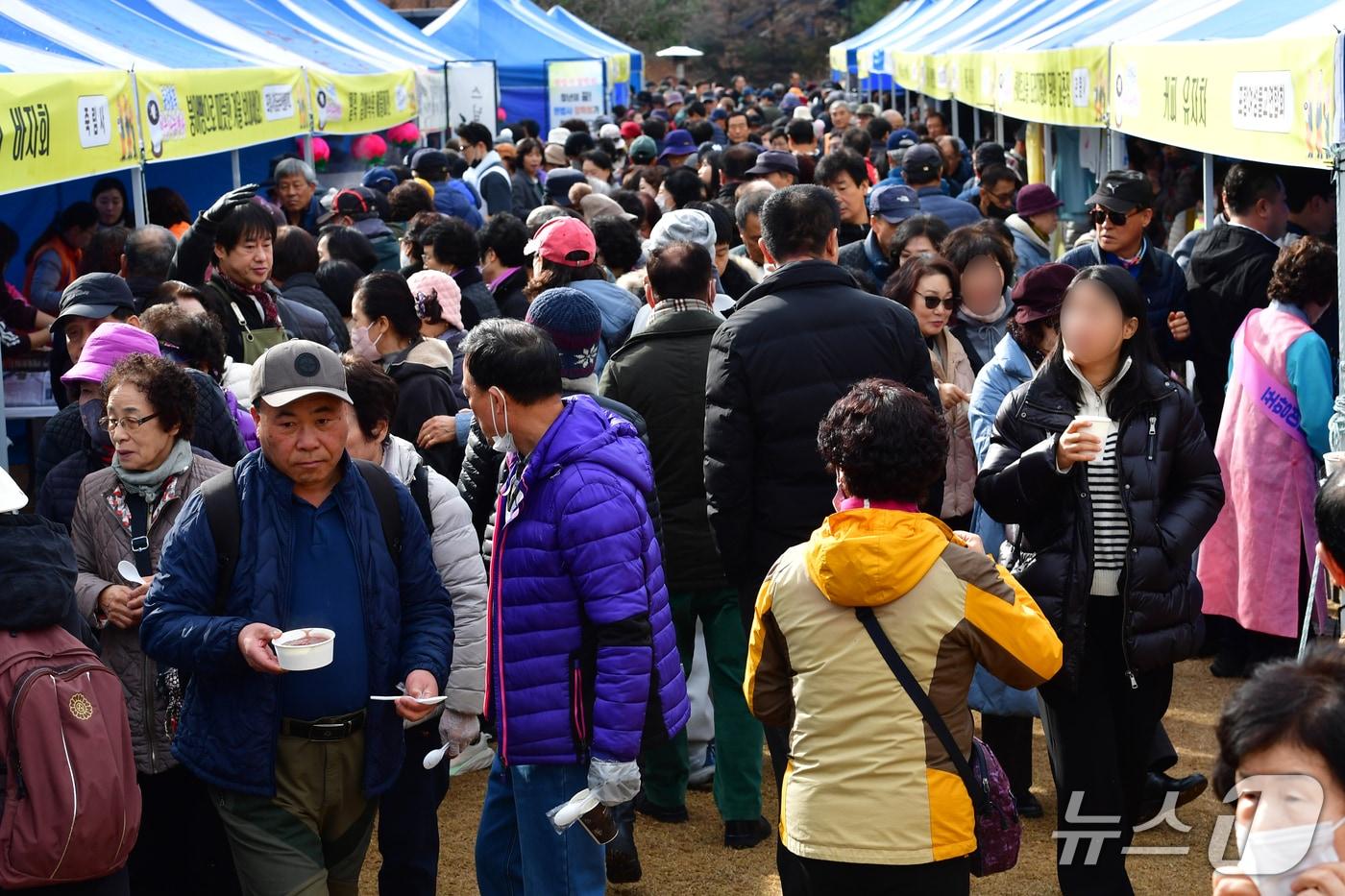 13일 경북 포항시불교사암연합회가 남구 대잠동 철길 숲에서 마련한 &#39;사랑의 동지 팥죽 나눔&#39; 행사장을 찾은 시민들이 팥죽을 받기 위해 줄을 서서 기다리고 있다. 2025.12.13/뉴스1 ⓒ News1 최창호 기자 