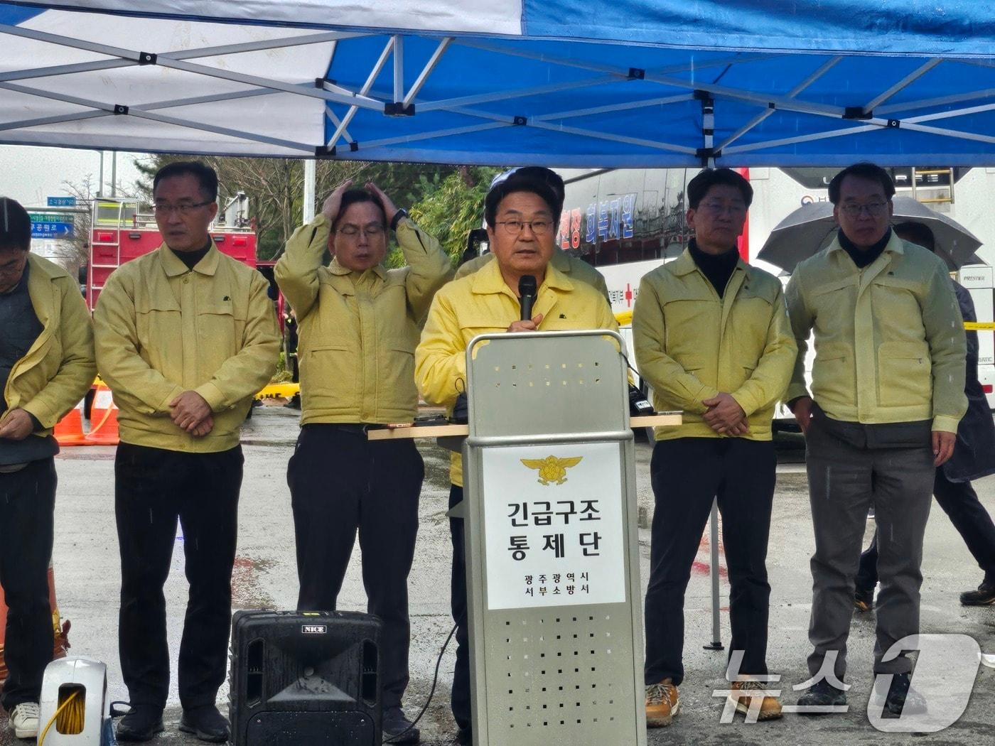 본문 이미지 - 강기정 광주시장이 13일 광주 서구 치평동(상무지구) 광주대표도서관 건립 현장에서 브리핑하고 있다. 해당 현장에서는 지난 11일 붕괴사고 가 발생해 근로자 4명이 숨졌다. 2025.12.13/뉴스1 ⓒ News1 이수민 기자