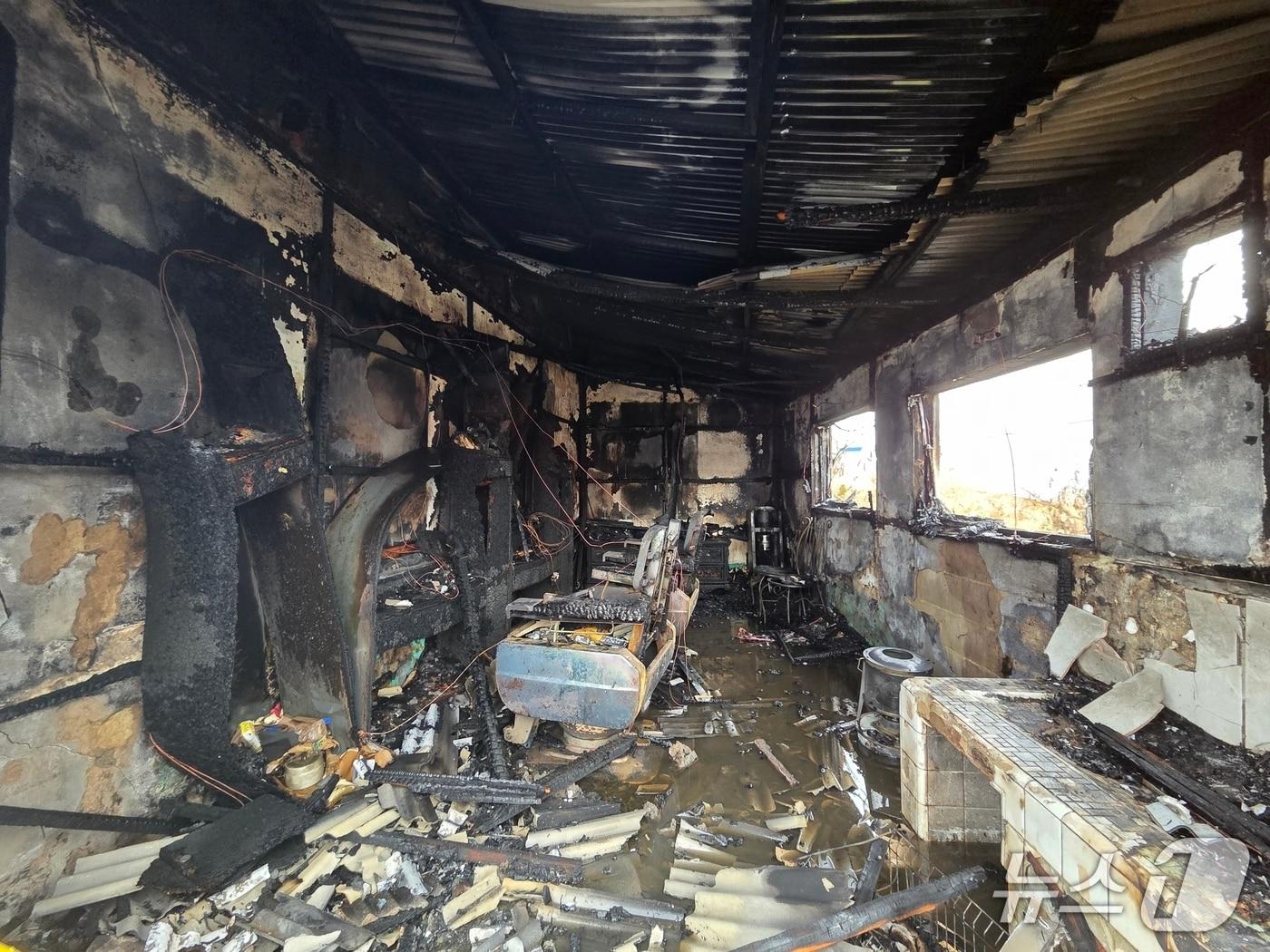 본문 이미지 - 서천 마서면 송내리 이발소 화재 현장. &#40;서천소방서 제공, 재판매 및 DB금지&#41; / 뉴스1 