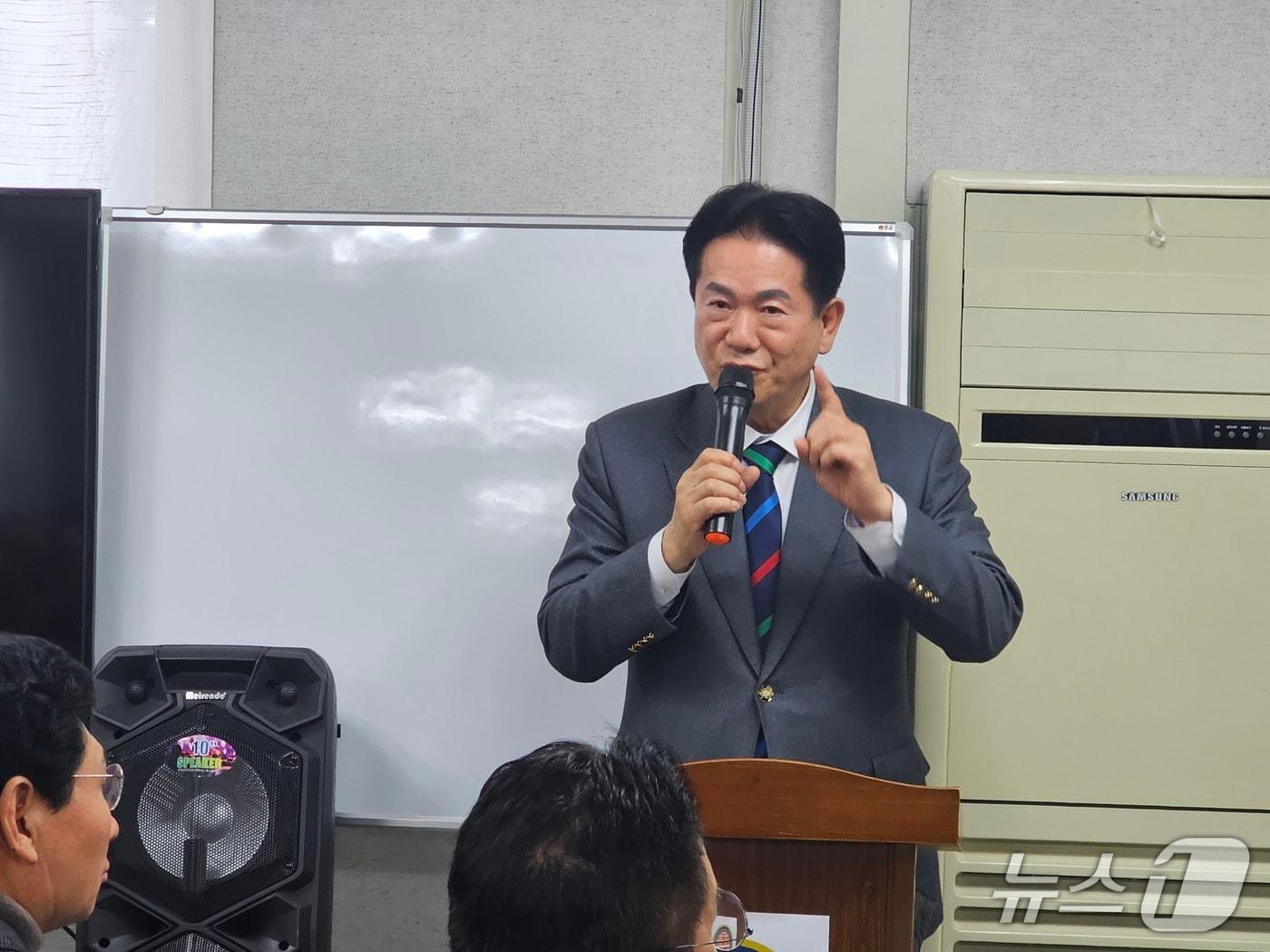 본문 이미지 - 이동섭 전 국기원장이 용인에서 가진 국회의원태권도연맹 제2사무소 개소식에서 인사말을 하고 있다./김평석 기자ⓒ 뉴스1