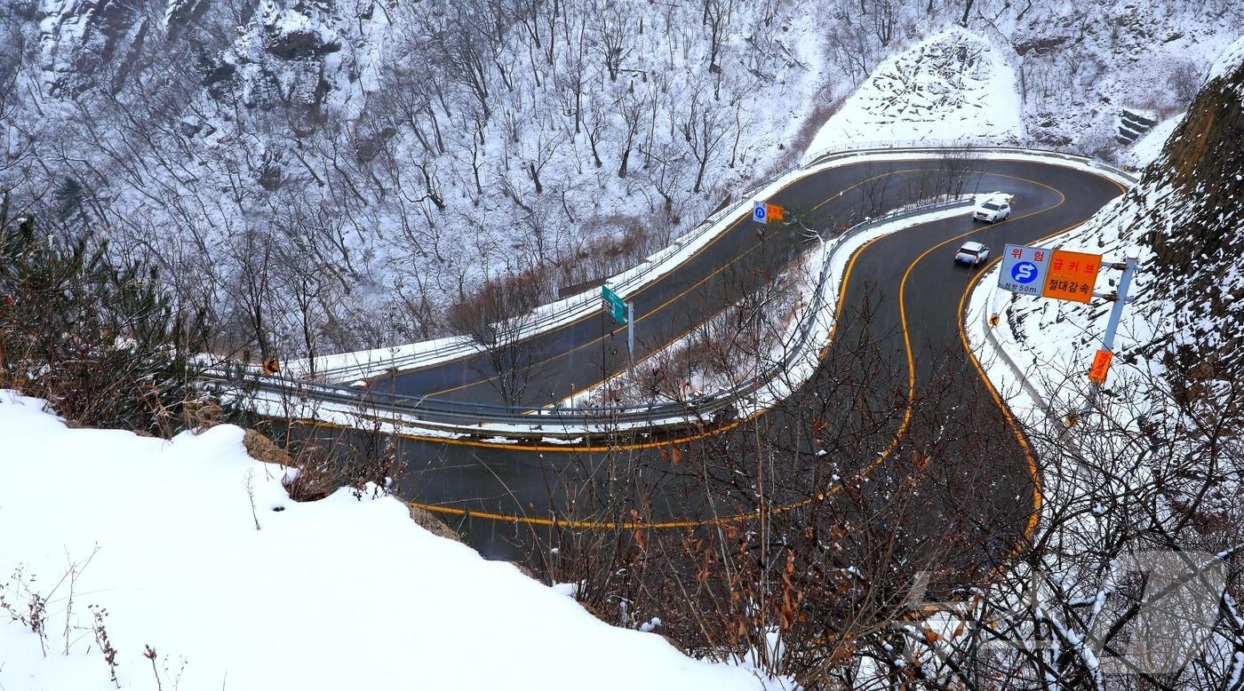 13일 기상청이 영서북부를 중심으로 대설주의보를 발효한 가운데 강원 인제군 한계령 일원에 많은 눈이 내려 쌓였다.&#40;인제군 제공. 재판매 및 DB금지&#41; 2025.12.13/뉴스1 ⓒ News1 이종재 기자
