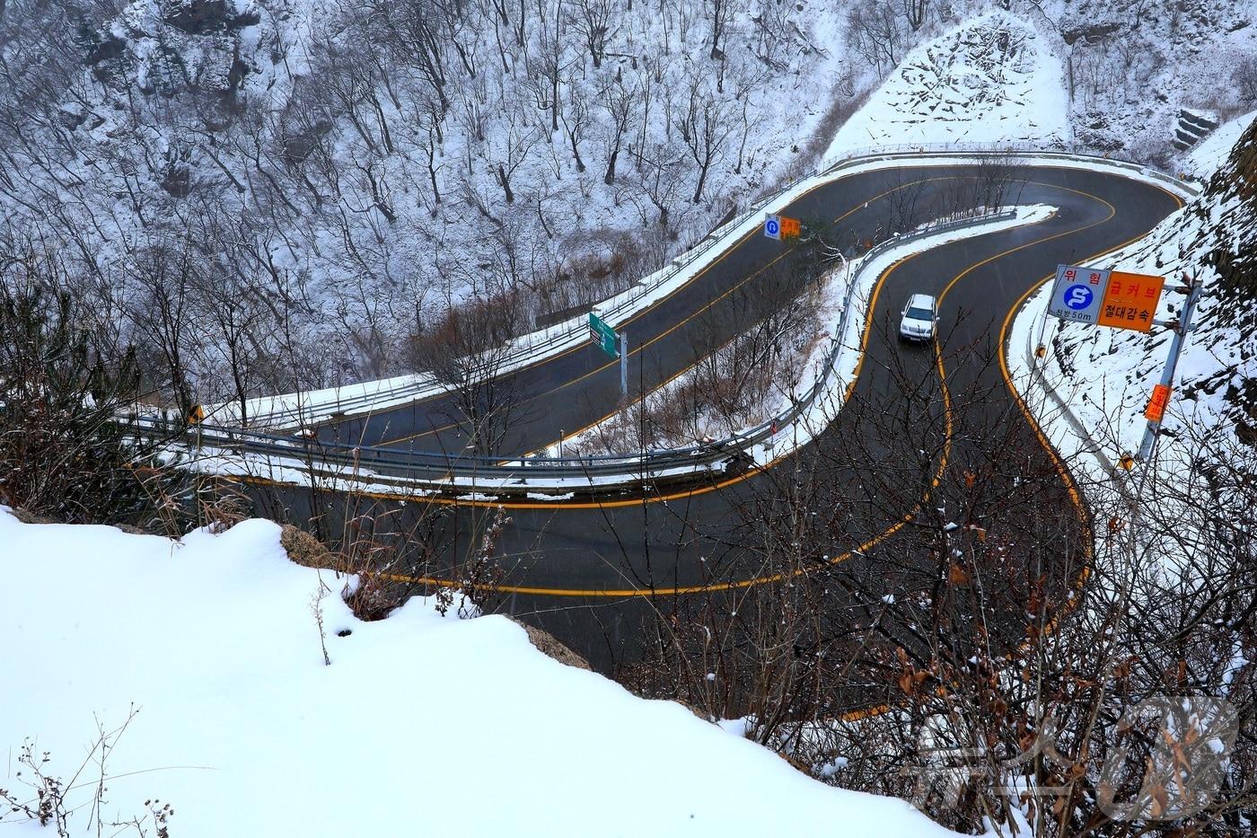 13일 기상청이 영서북부를 중심으로 대설주의보를 발효한 가운데 강원 인제군 한계령 일원에 많은 눈이 내려 쌓였다.&#40;인제군 제공. 재판매 및 DB금지&#41; 2025.12.13/뉴스1 ⓒ News1 이종재 기자