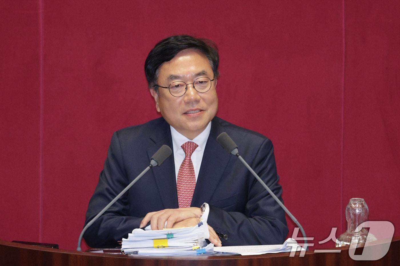 본문 이미지 - 서범수 국민의힘 의원이 13일 서울 여의도 국회에서 열린 제430회국회(임시회) 제1차 본회의에서 경찰관 직무집행법 일부개정법률안(대안)에 대한 무제한 토론(필리버스터)을 하고 있다. 2025.12.13/뉴스1 ⓒ News1 신웅수 기자