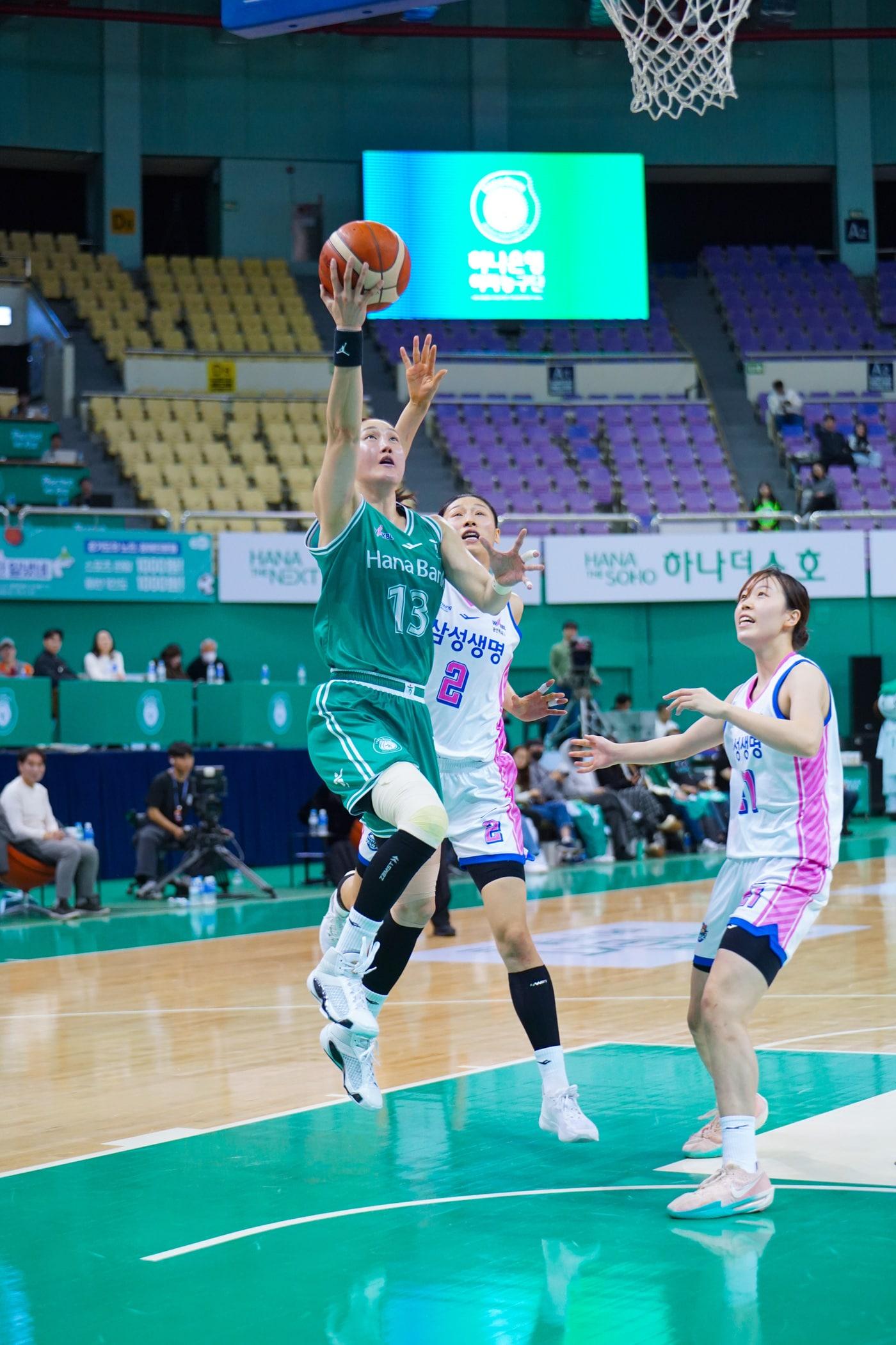 본문 이미지 - 부천 하나은행의 김정은&#40;13번&#41;이 13일 열린 2025-26 여자프로농구 용인 삼성생명전에서 13점 7리바운드로 활약, 팀의 6연승을 이끌었다. &#40;WKBL 제공&#41;