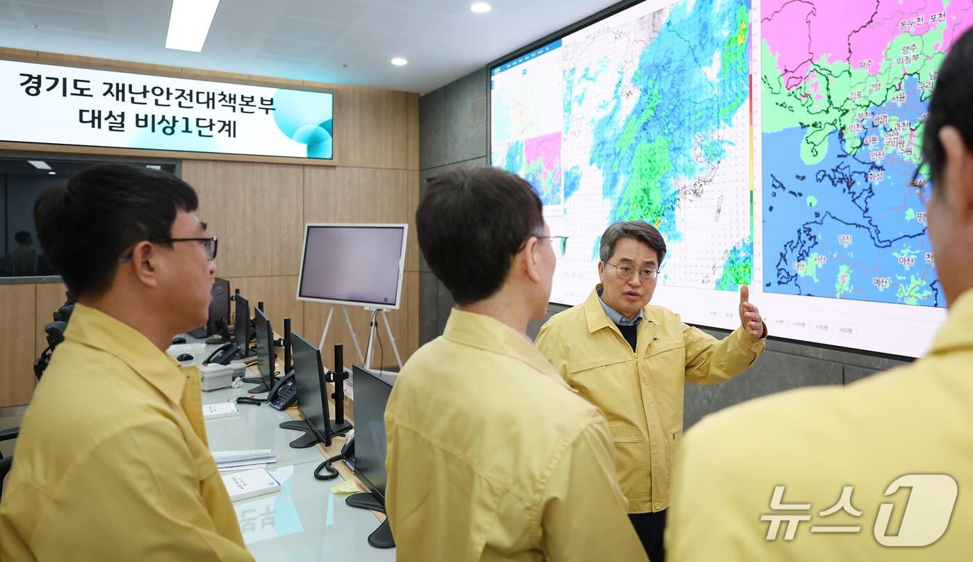 본문 이미지 - 김동연 경기도지사가 13일 재난안전대책본부를 찾아 제설 상황을 점검하고 있다..(경기 제공. 재판매 및 DB금지)