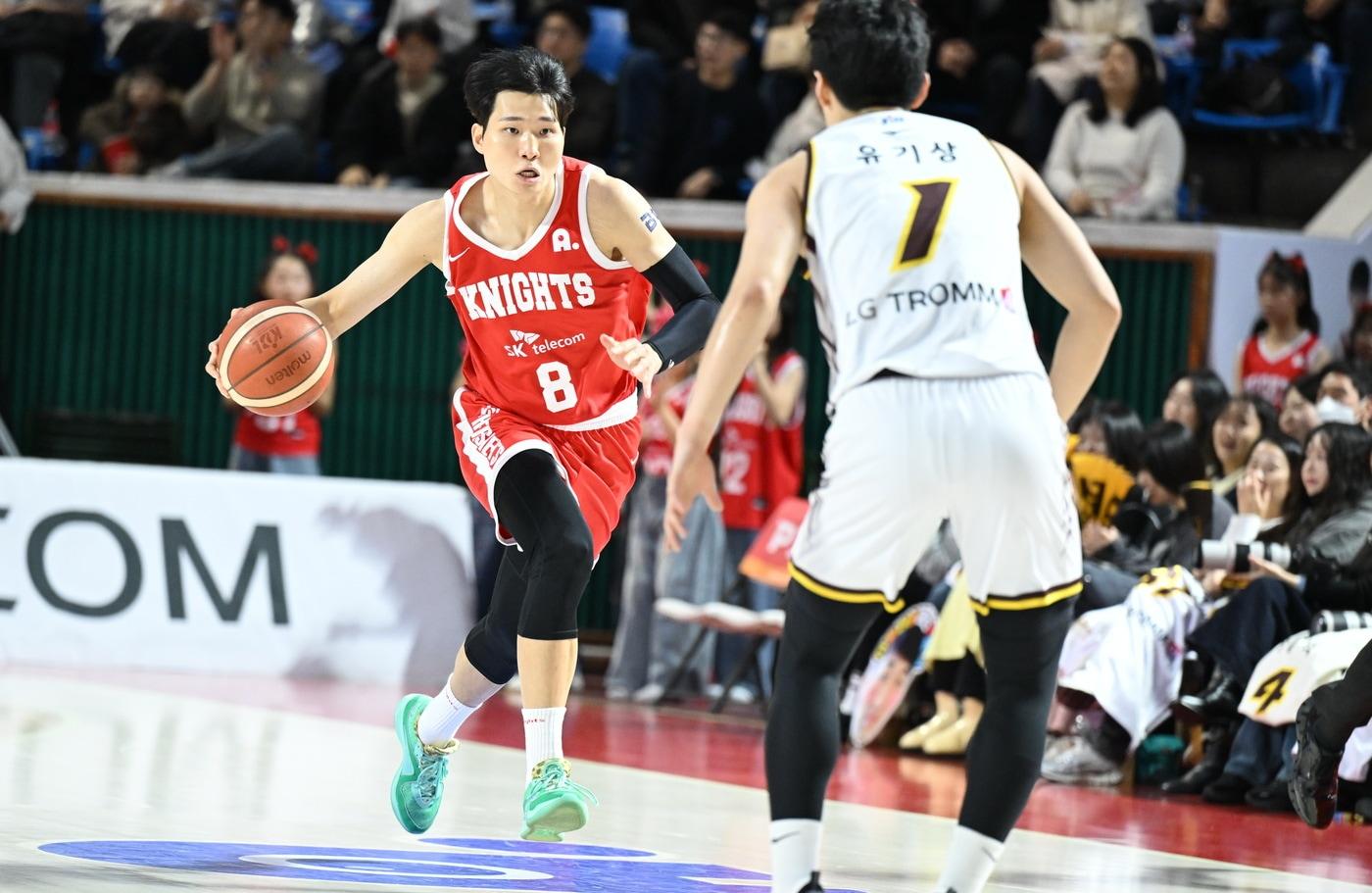 서울 SK가 13일 열린 2025-26 프로농구 창원 LG와 홈 경기에서 77-55 대승을 거뒀다. 사진은 돌파를 시도하는 SK 안영준(왼쪽). (KBL 제공)