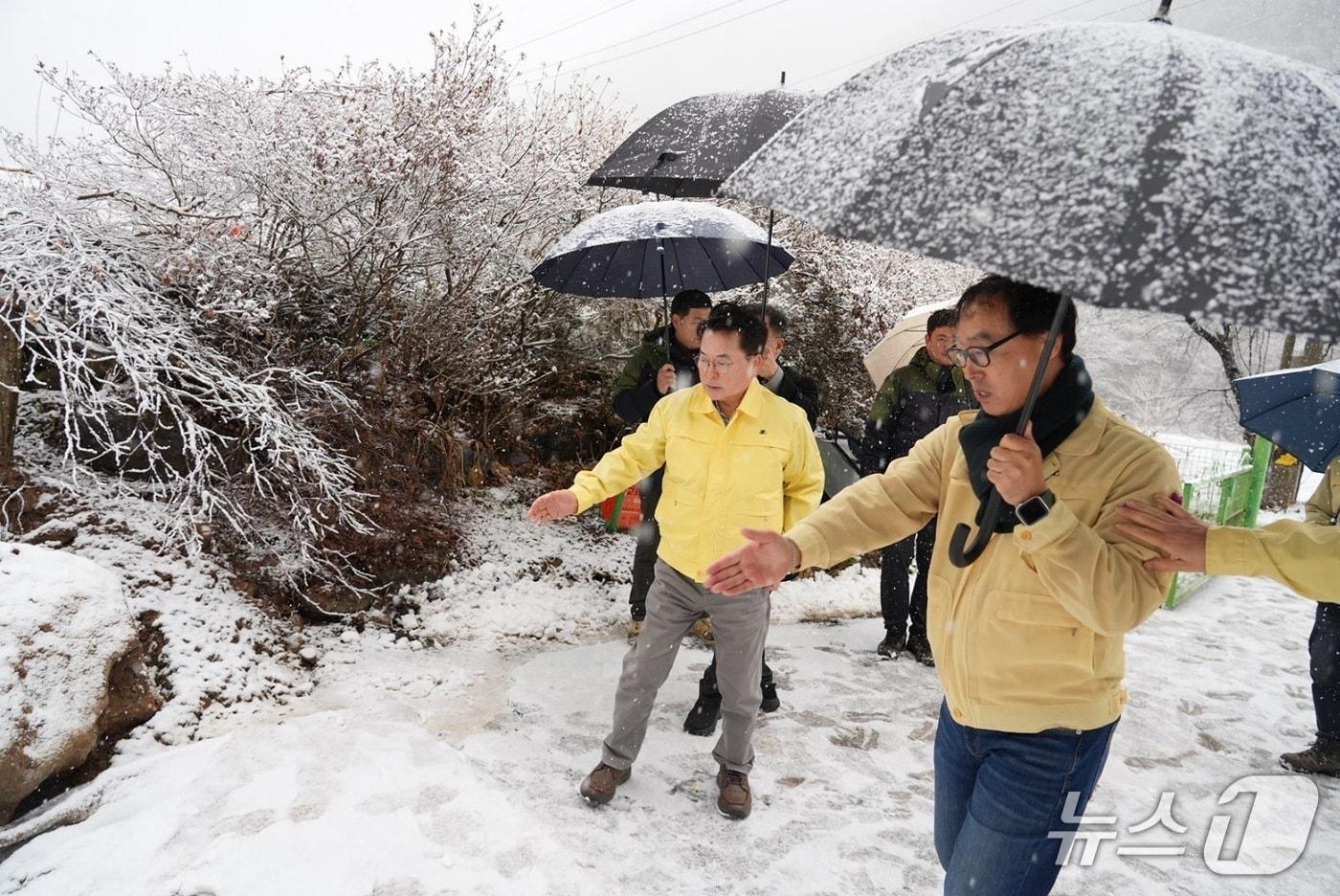 육동한 춘천시장이 13일 서면 안보리 호우피해 복구 공사 현장을 방문해 공사 현장을 점검했다.(춘천시 제공, 재판매 및 DB금지)