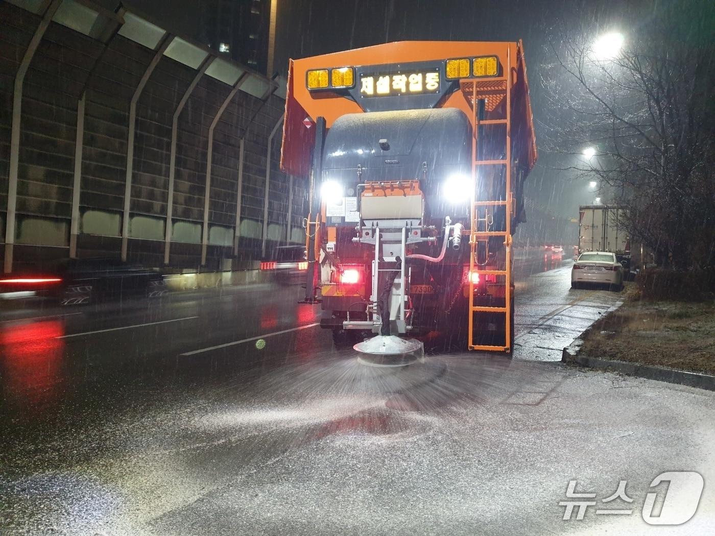 본문 이미지 - 경기 수원시가 눈이 내린 13일 도로 결빙에 대비해 제설제를 살포하고 있다. &#40;수원시 제공. 재판매 및 DB 금지&#41; 2025.12.13/뉴스1