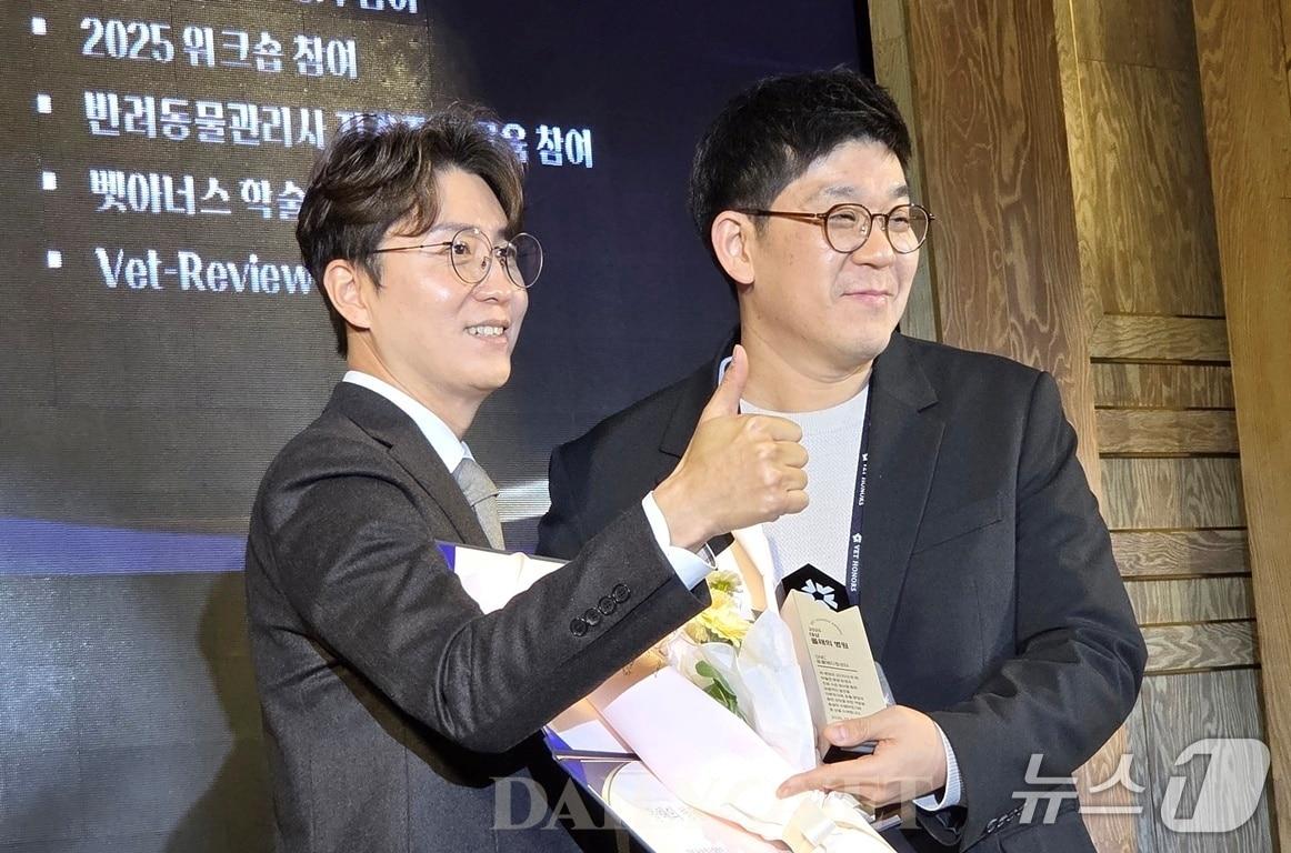본문 이미지 - SNC동물메디컬센터는 8일 &#39;2025 벳아너스 어워즈&#39;에서 올해의 병원 중 대상에 선정됐다&#40;동물병원 제공&#41;. 왼쪽부터 서상혁 아이엠디티 대표, 최중연 SNC동물메디컬센터 원장. ⓒ 뉴스1