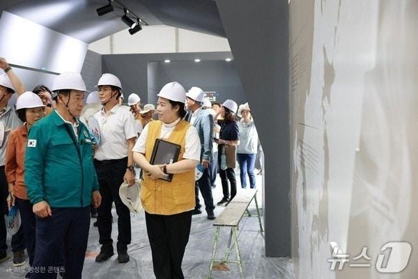 본문 이미지 - 지난 9월 정영철 영동군수가 영동세계국악엑스포 행사장을 찾아 안전 점검을 하고 있다.&#40;영동군 제공. 재판매 및 DB금지&#41;/뉴스1 