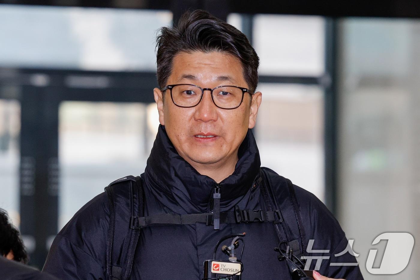 문지석 광주지검 부장검사가 14일 오전 서울 서초구 안권섭 특별검사팀 사무실에서 &#39;쿠팡 일용직 노동자 퇴직금 미지급 사건&#39; 관련 참고인 신분으로 두 번째 조사를 받기 전 취재진 질문에 답하고 있다. 2025.12.14/뉴스1 ⓒ News1 안은나 기자