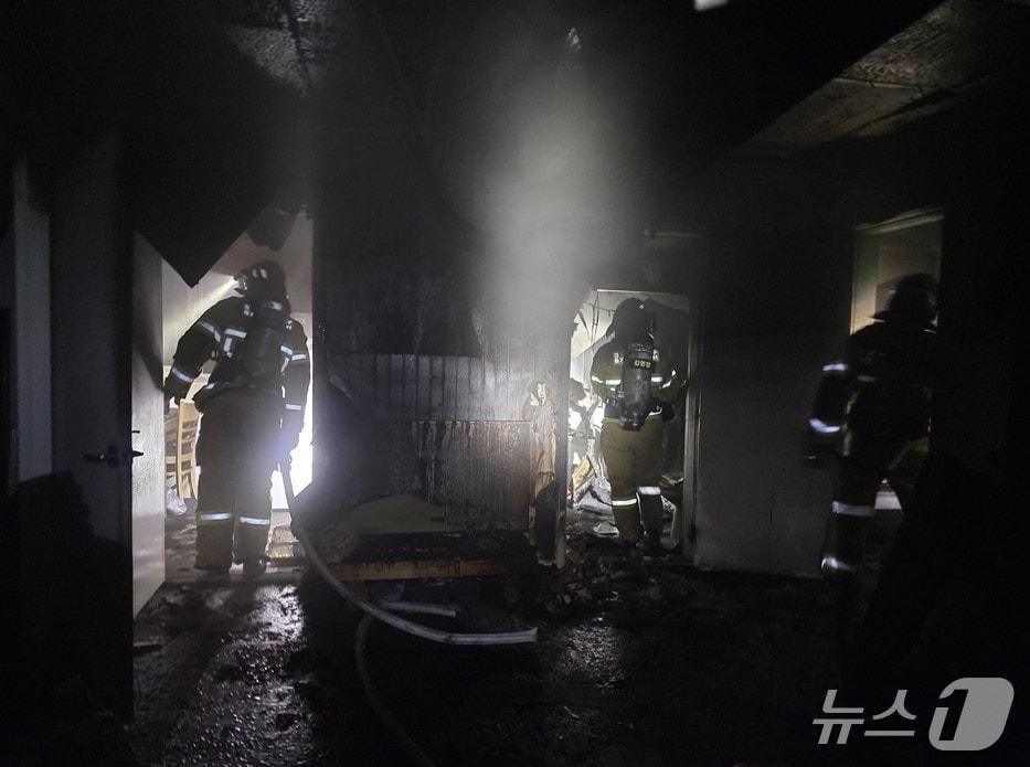 본문 이미지 - 13일 오후 8시 16분쯤 경북 영주시 풍기읍 한 단독주택에서 불이 나 소방 당국이 진화하고 있다.&#40;경북소방본부 제공. 재판매 및 DB 금지&#41;2025.12.14/뉴스1