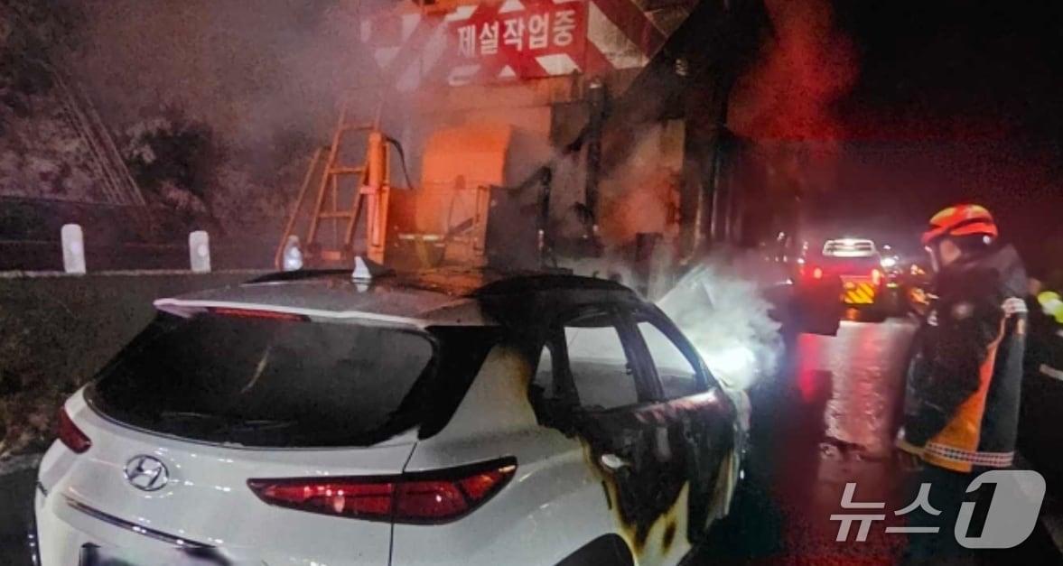 본문 이미지 - 14일 0시 12분쯤 강원 춘천시에 위치한 중앙고속도로 춘천방향의 원창교 인근에서 코나 차량이 15톤 제설차를 친 것으로 보이는 사고가 발생, 코나 차량을 몰던 30대 여성이 다쳤다. &#40;강원도소방본부 제공. 재판매 및 DB금지&#41; 2025.12.14/뉴스1