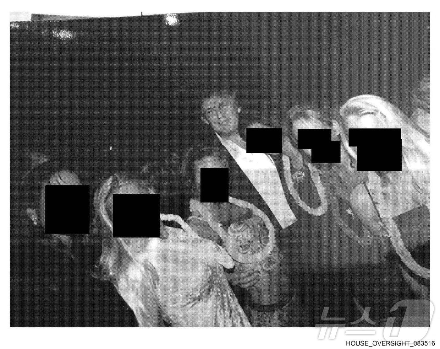 본문 이미지 - 미국 연방 하원 감독위원회 소속 민주당 의원들이12일(현지시간) 미성년자 성착귀범 고(故) 제프리 엡스타인의 개인 소장품에서 나온 사진들을 공개했다. 사진은 도널드 트럼프 미국 대통령이 미확인 여성들과 함께 찍은 사진. ⓒ AFP=뉴스1 ⓒ News1 송원영 기자