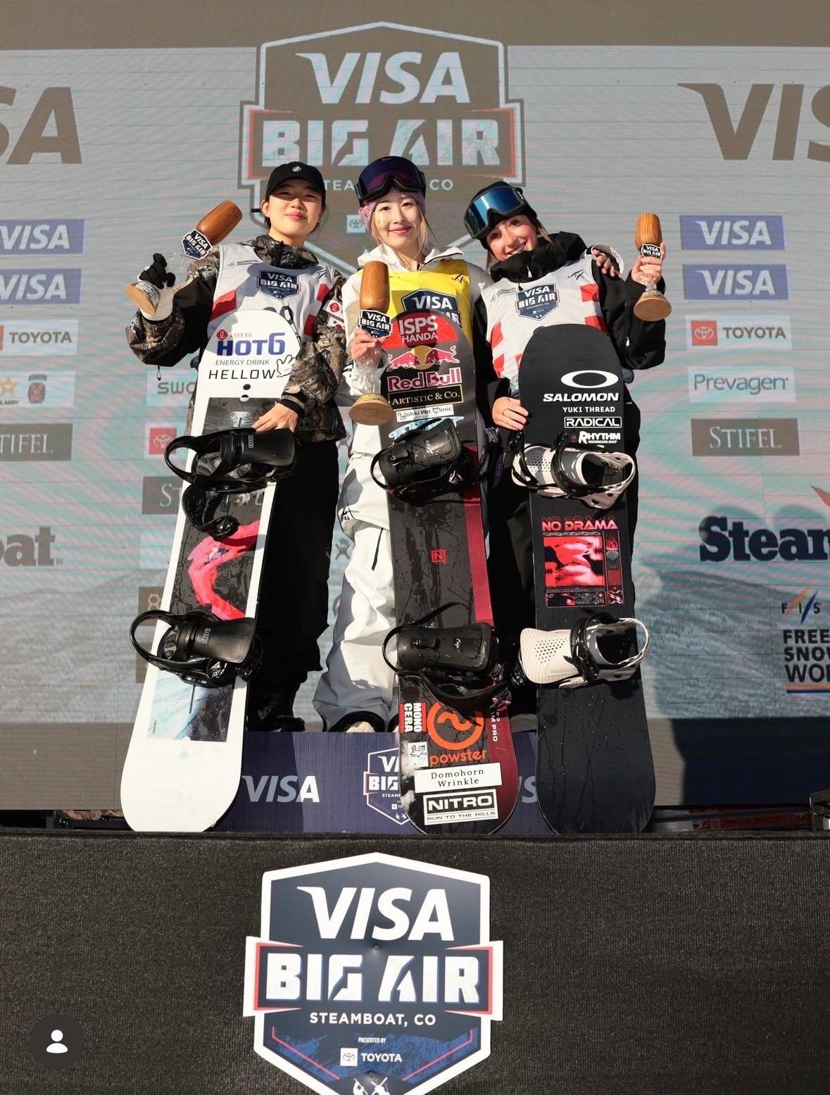 본문 이미지 - 유승은&#40;왼쪽&#41;이 스노보드 월드컵 여자 빅에어에서 은메달을 목에 걸었다.&#40;FIS SNS 캡처&#41;