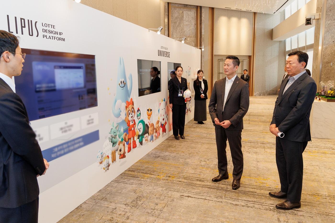 롯데는 12일 롯데월드타워에서 &#39;2025 롯데 디자인전략회의&#39;를 개최했다. 신동빈 롯데 회장과 이돈태 롯데지주 디자인실장&#40;오른쪽 두번째&#41;이 롯데의 디자인 전략 및 혁신 사례를 소개하는 전시 부스를 살펴보고 있다.&#40;롯데 제공&#41;