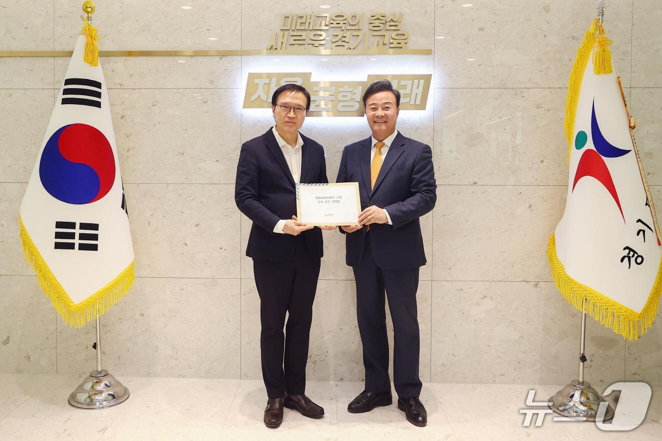 본문 이미지 -  김성제 경기 의왕시장이 지난 12일 경기도교육청을 방문해 임태희 교육감에게 의왕교육지원청 신설 신속 추진 건의문을 전달하고 있다. &#40;의왕시 제공. 재판매 및 DB 금지&#41; 2025.12.14/뉴스1