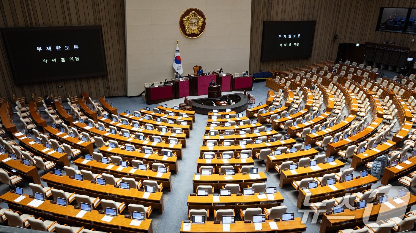 박덕흠 국민의힘 의원이 14일 서울 여의도 국회에서 열린 제430회 국회(임시회) 제1차 본회의에서 경찰관 직무집행법 일부개정법률안에 대한 무제한토론(필리버스터)을 하고 있다. 2025.12.14/뉴스1 ⓒ News1 유승관 기자