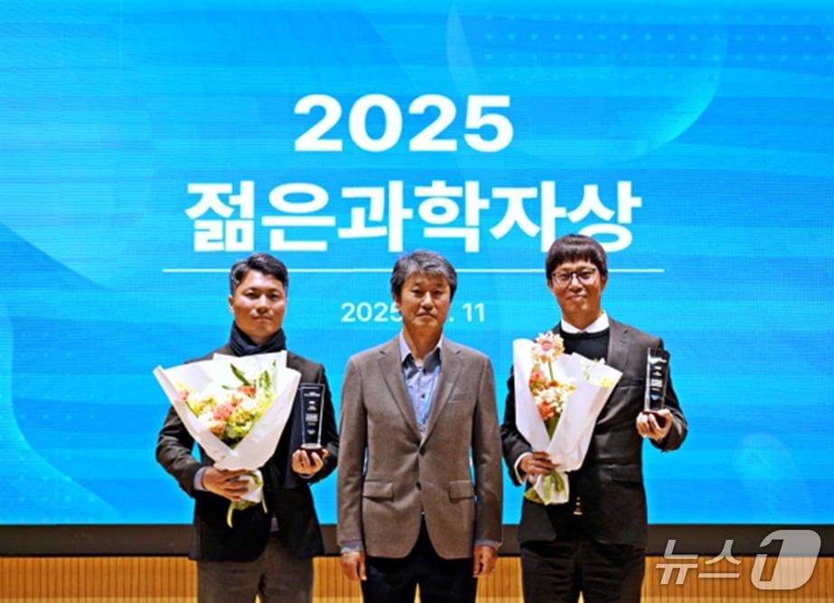본문 이미지 - 에코프로가 개최한 2025 젊은 과학자상 시상식에서 송호준 대표&#40;가운데&#41;가 수상자인 박준우 UST 전기기능소재공학 교수&#40;오른쪽&#41;, 김대우 연세대 화공생명공학과 교수와 기념사진을 촬영하고 있다.&#40;에코프로 제공&#41;