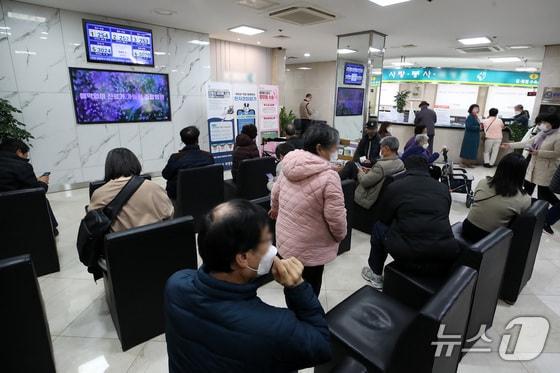 본문 이미지 - 환자들이 한 병원에서 진료를 기다리고 있다. 2025. 11. 26/뉴스1 공정식 기자