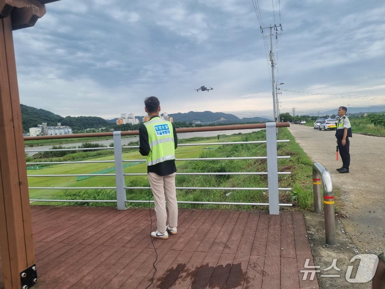 본문 이미지 -  충주경찰서 드론 자율방범대 실종자 수색.&#40;충주경찰서 제공. 재판매 및 DB금지&#41;/뉴스1 