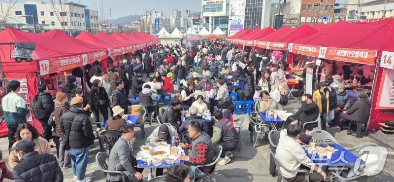 본문 이미지 - 지난해 제천 빨간오뎅축제.&#40;제천시 제공. 재판매 및 DB금지&#41;/뉴스1  
