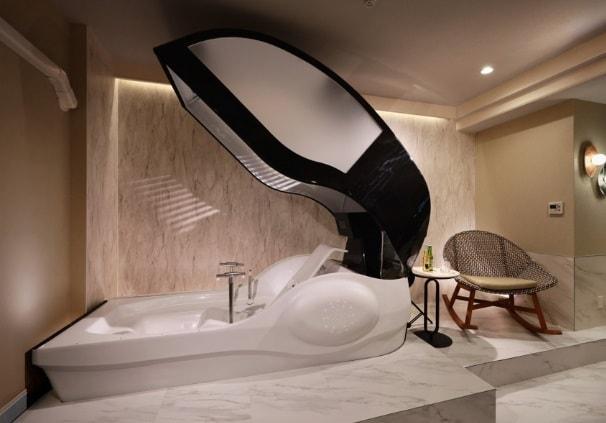 본문 이미지 - 일본 오사카 난바 소재 도톤보리 크리스탈 호텔3에 설치된 &#39;인간세탁기&#39;. /사진=호텔 홈페이지 갈무리 